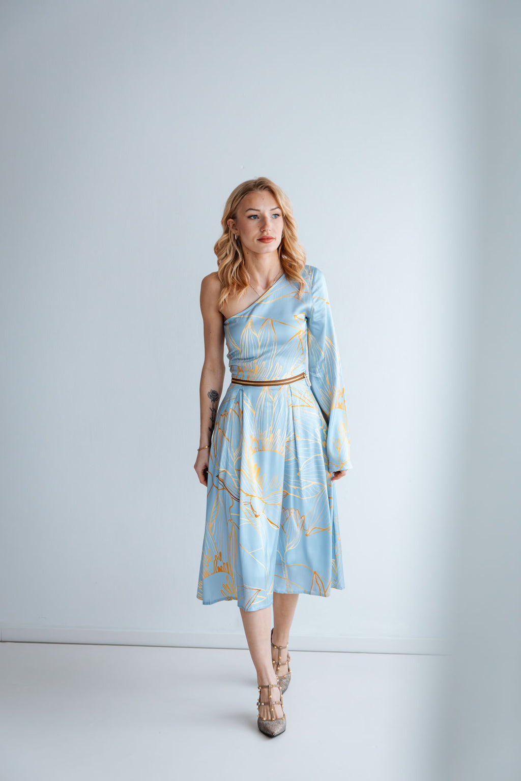 4-teiliges wandelbares Kleid-Set in hellblau und gold