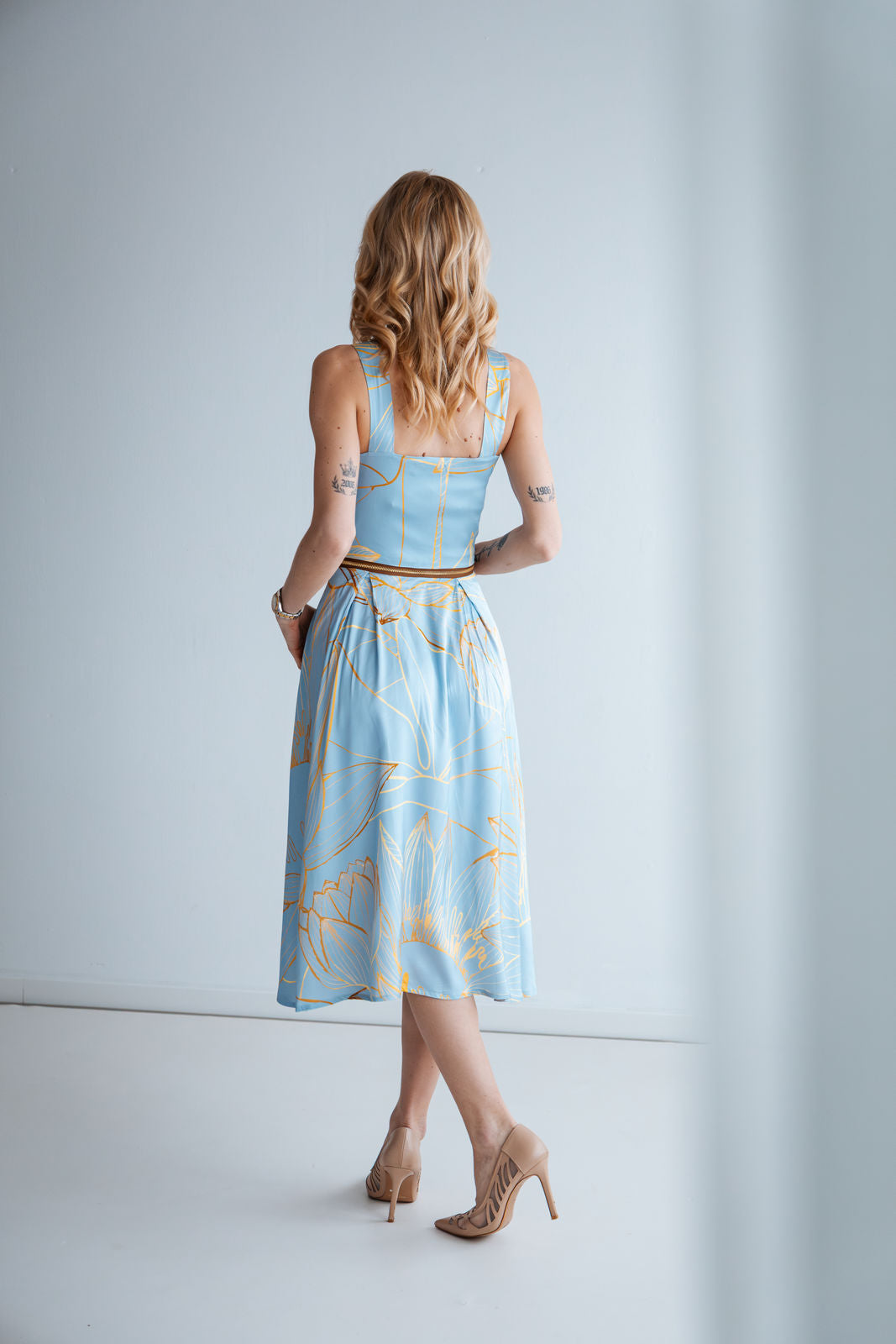 4-teiliges wandelbares Kleid-Set in hellblau und gold