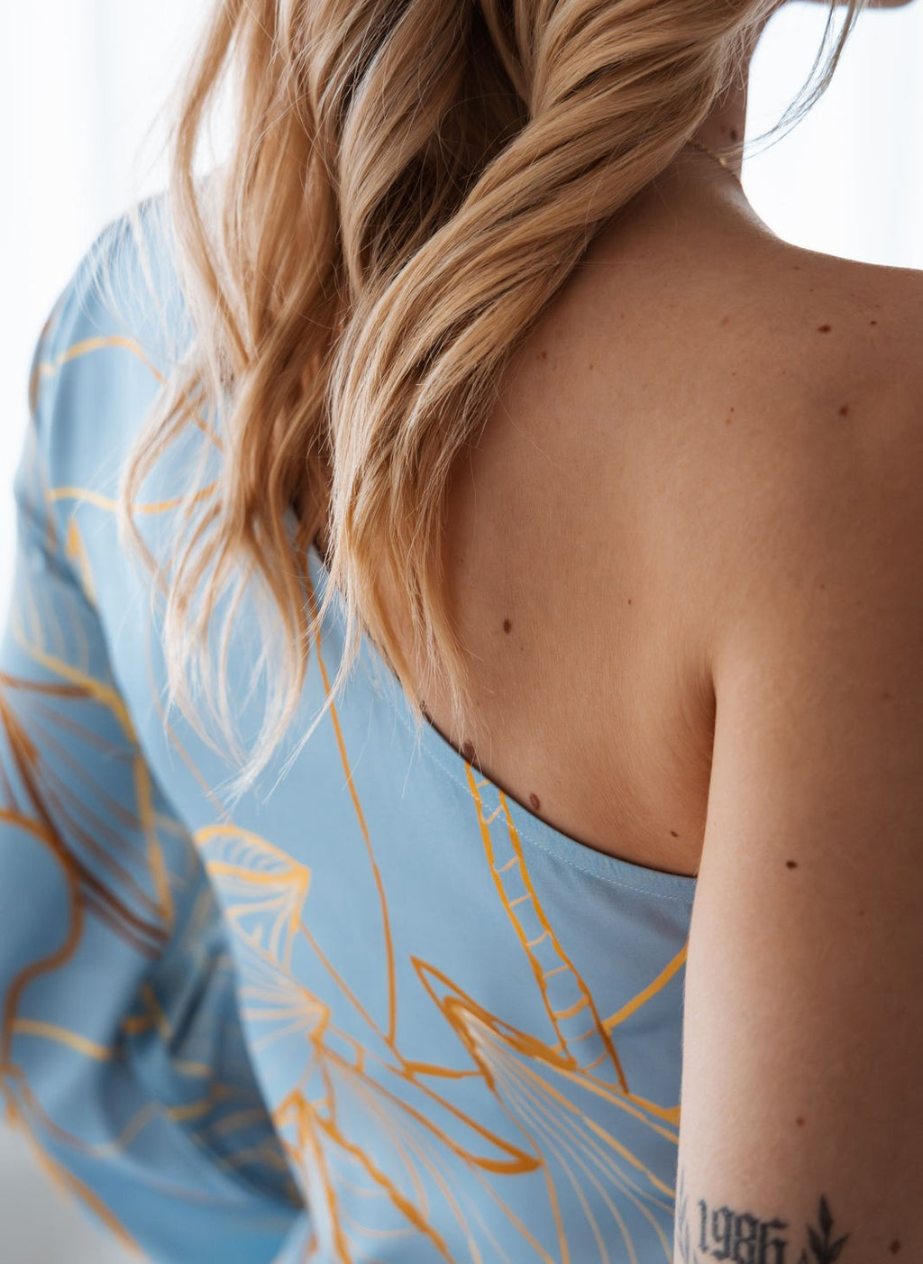 Zip-Oberteil One-Shoulder im schönen Hellblau mit Gold