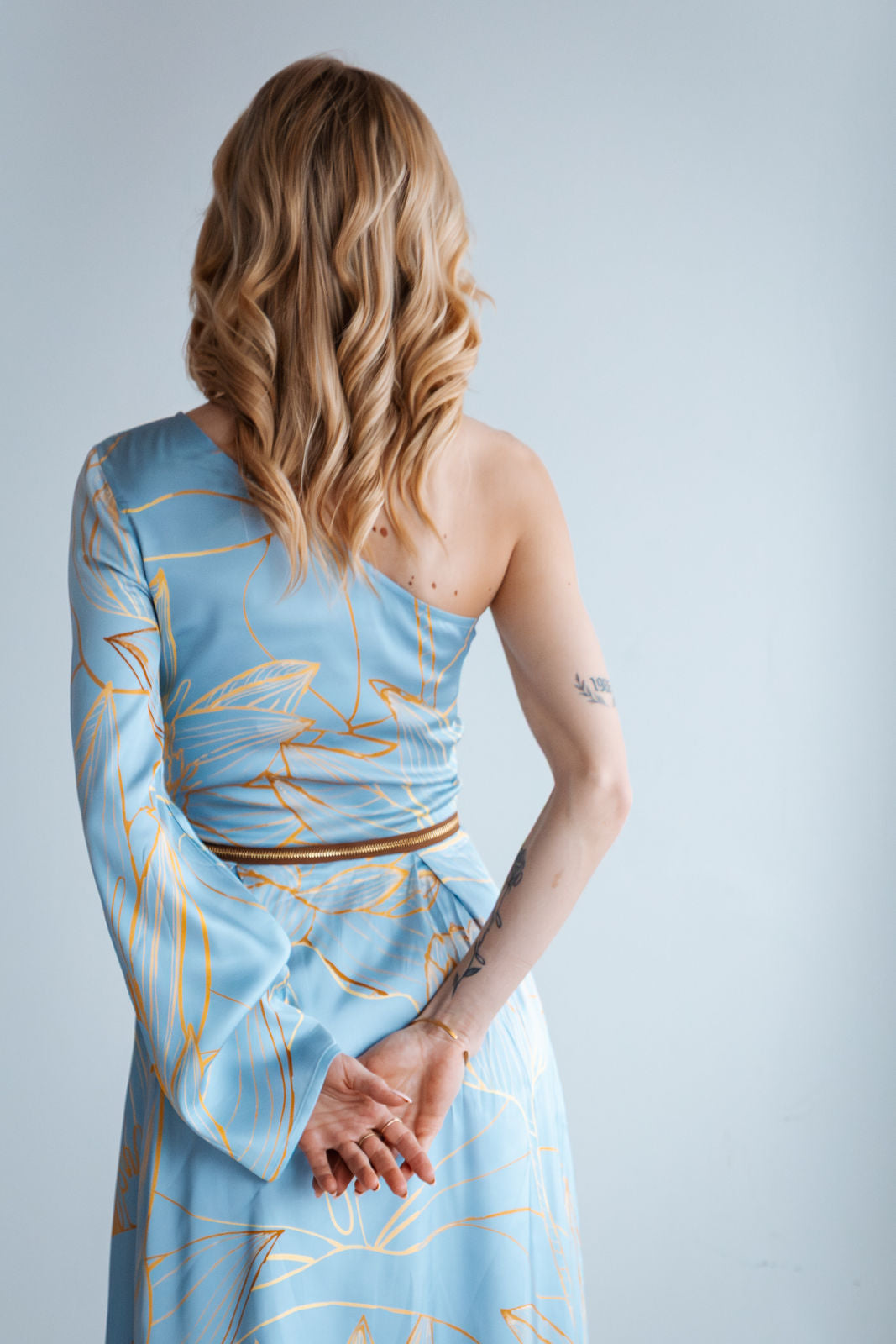 4-teiliges wandelbares Kleid-Set in hellblau und gold