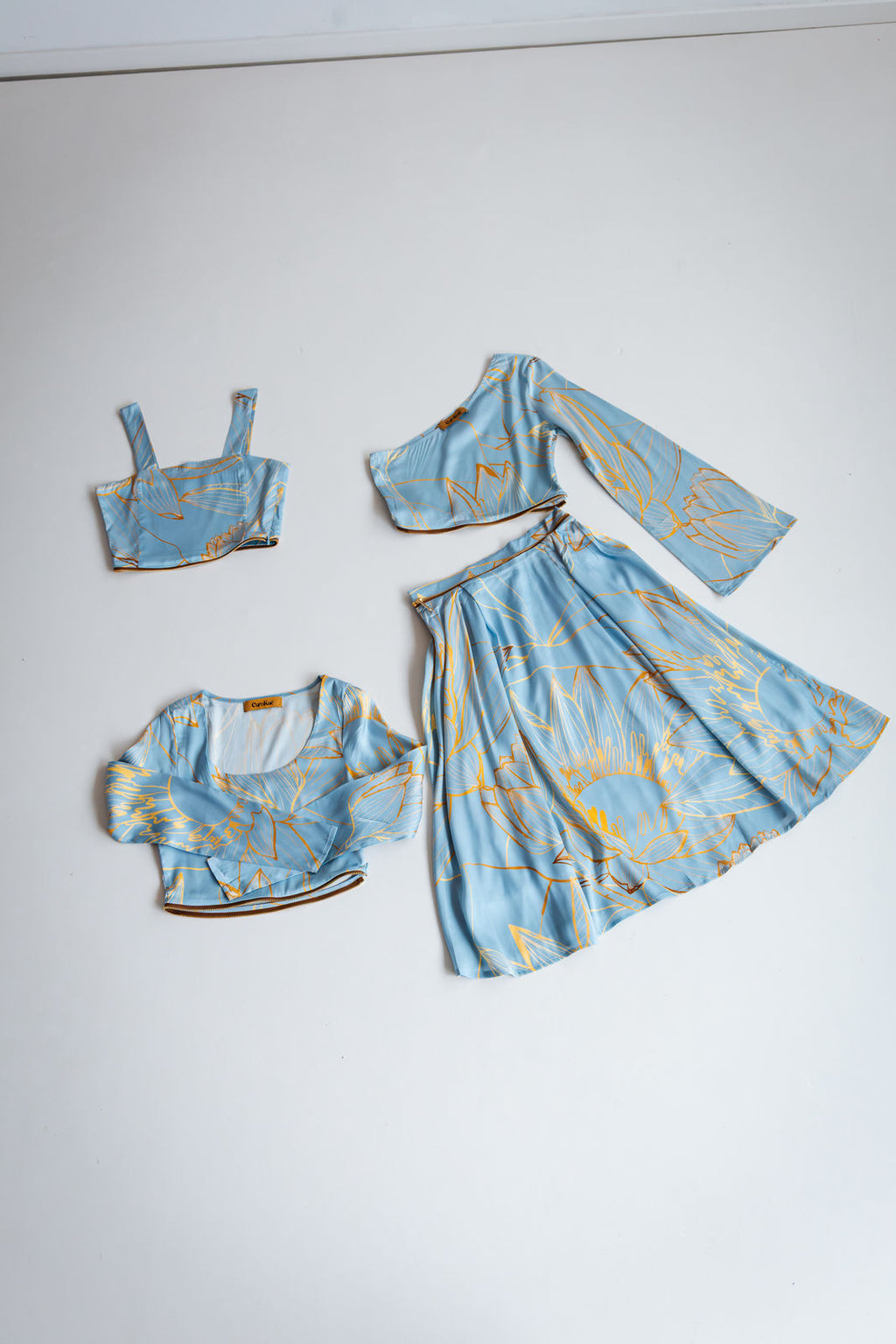 4-teiliges wandelbares Kleid-Set in hellblau und gold