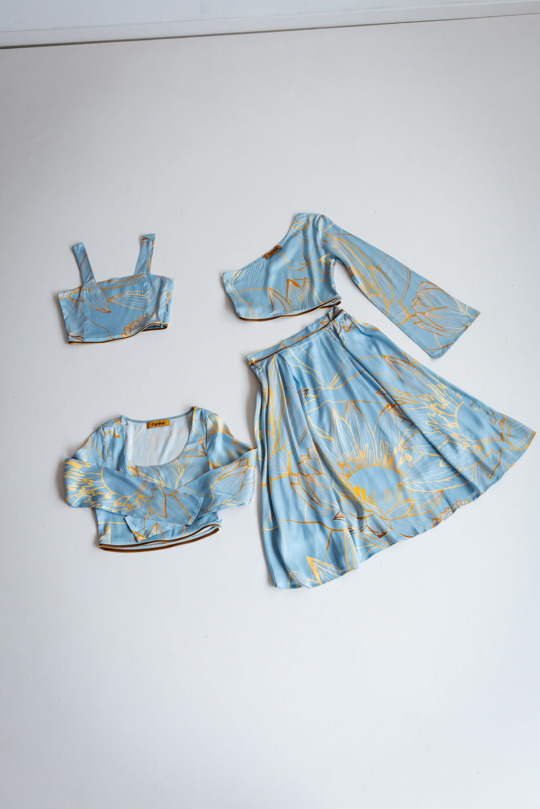 4-teiliges wandelbares Kleid-Set in hellblau und gold